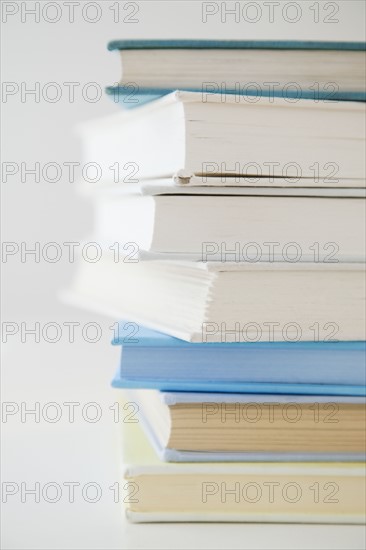 Pile of books, studio shot. Photographe : Jamie Grill