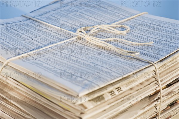 Pile of newspapers for recycling, studio shot. Photographe : Daniel Grill