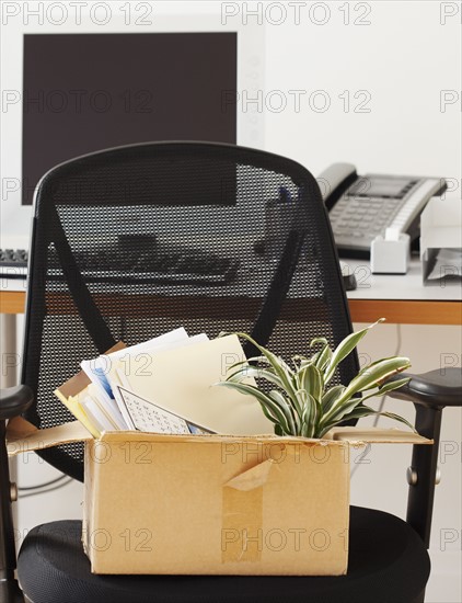 Office partition prepared to be left by fired employee. Photographe : Jamie Grill