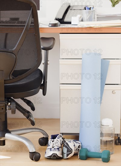 Workout equipment in office partition. Photographe : Jamie Grill