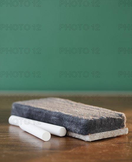 Close-up of chalk and blackboard eraser, studio shot. Photographe : Jamie Grill