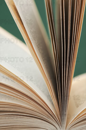 Close-up of open book, studio shot. Photographe : Jamie Grill