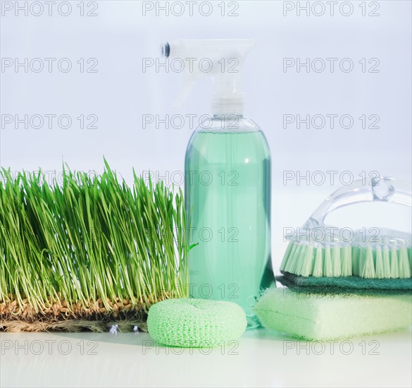 Cleaning supplies beside grass. Photographe : Jamie Grill