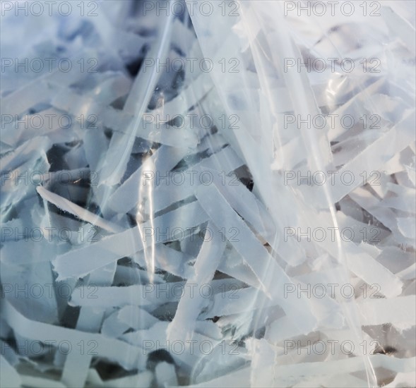 Shredded paper in plastic bag. Photographe : Jamie Grill