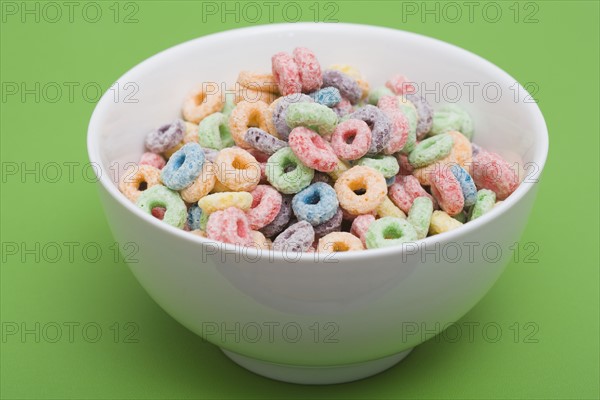 Bowl of colorful cereal rings. Photographe : Kristin Lee