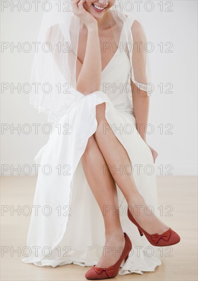 Bride wearing red high heels. Photographe : Jamie Grill