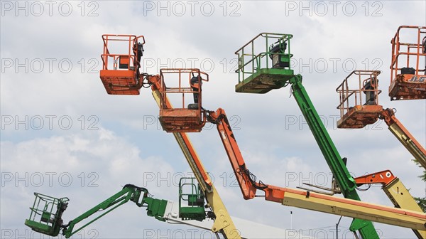 Industrial lifting platforms