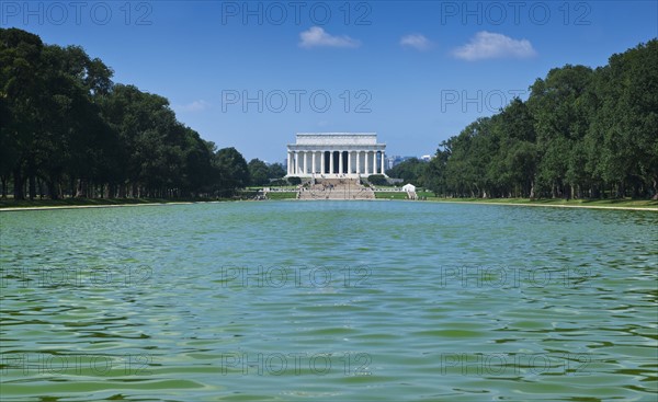 Reflecting pool in front of Lincoln memorial.