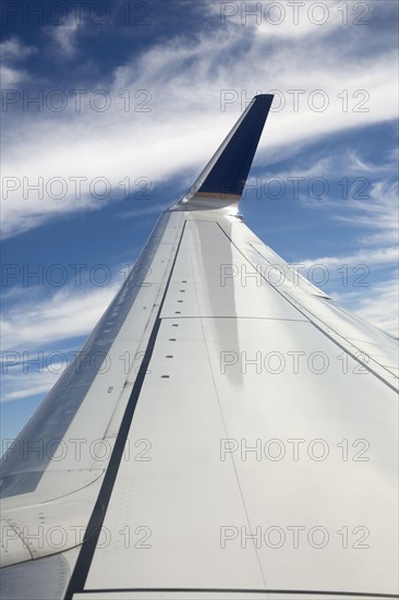 Airplane wing