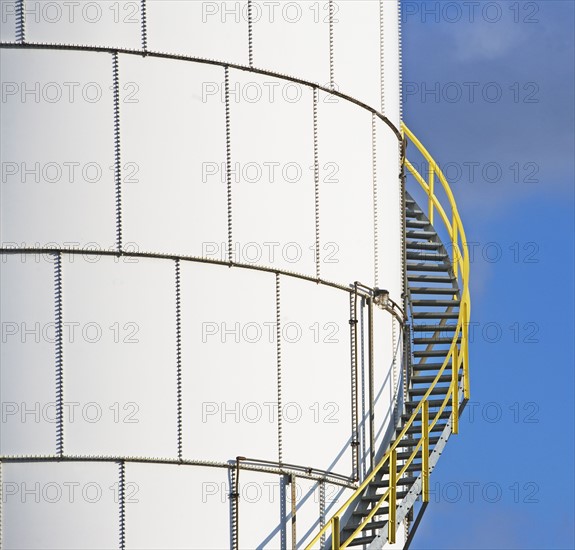 Steps on oil tank