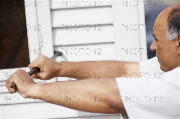 Man working with crowbar. Photographer: momentimages