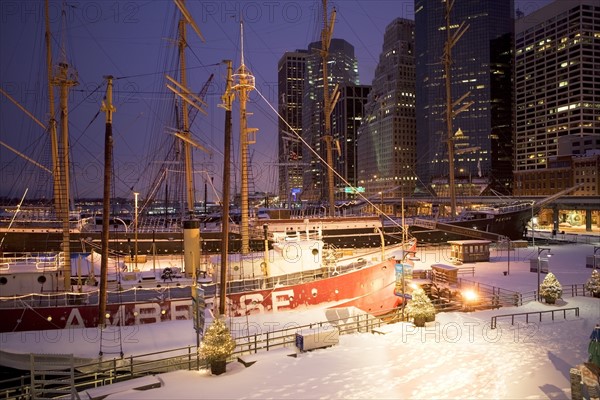 Seaport in winter. Photographer: fotog