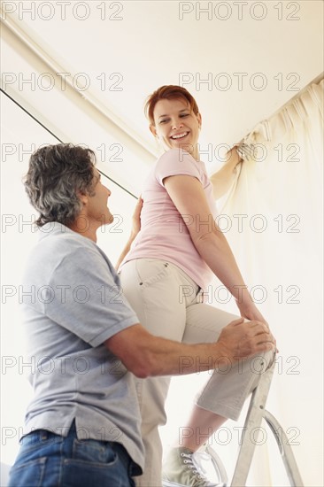 Hanging curtains. Photographer: momentimages