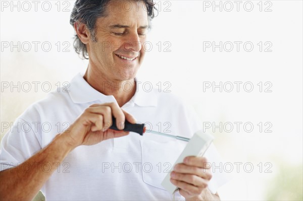 Man using screwdriver. Photographer: momentimages