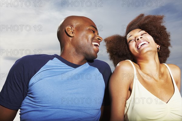 Couple relaxing outside. Photographer: momentimages