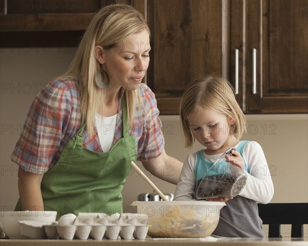 Mother and daughter baking. Photographer: Mike Kemp