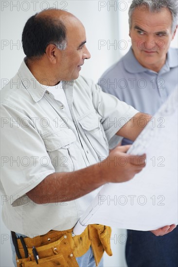 Looking at blueprints. Photographer: momentimages