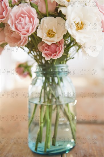 Jar of flowers. Photographe : Jamie Grill