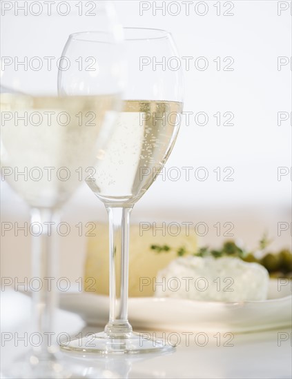 White wine and plate of cheese. Photographe : Jamie Grill