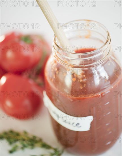 Jar of tomato sauce. Photographe : Jamie Grill