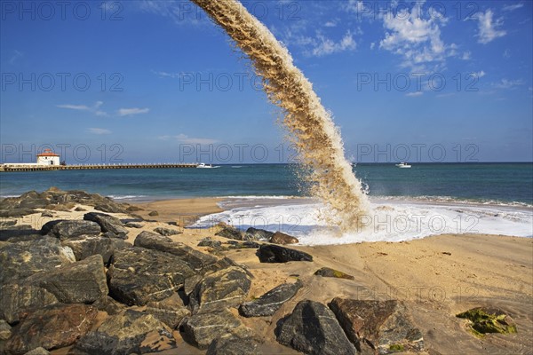 Pipe spraying sand on beach. Photographe : fotog