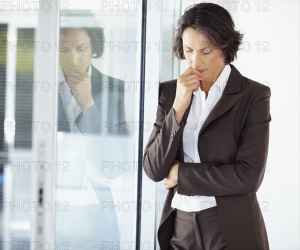 Contemplative businesswoman. Photographe : momentimages