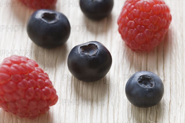 Blueberries and raspberries. Photographe : Kristin Lee