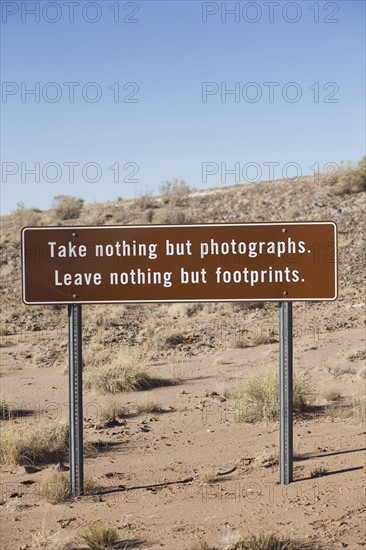 Conservation sign in Arizona desert. Photographe : David Engelhardt