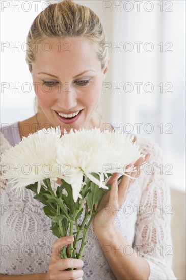 Woman holding a bouquet of white flowers.