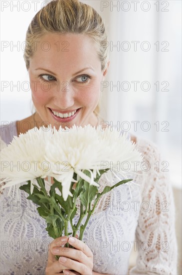 Woman holding a bouquet of white flowers.