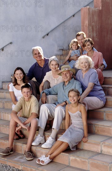 Family portrait on the steps. Photographe : Rob Lewine