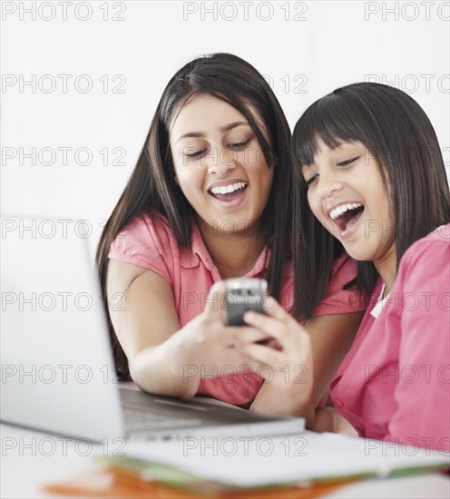 Students texting in classroom. Photographe : momentimages