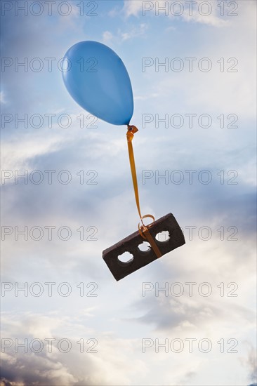 Balloon tied to a brick. Photographe : Mike Kemp