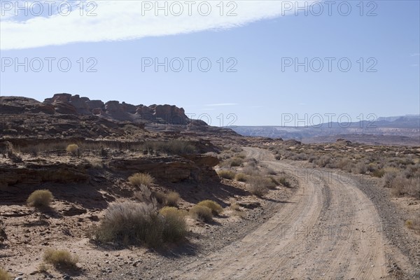 Dirt road in Arizona desert. Photographe : David Engelhardt