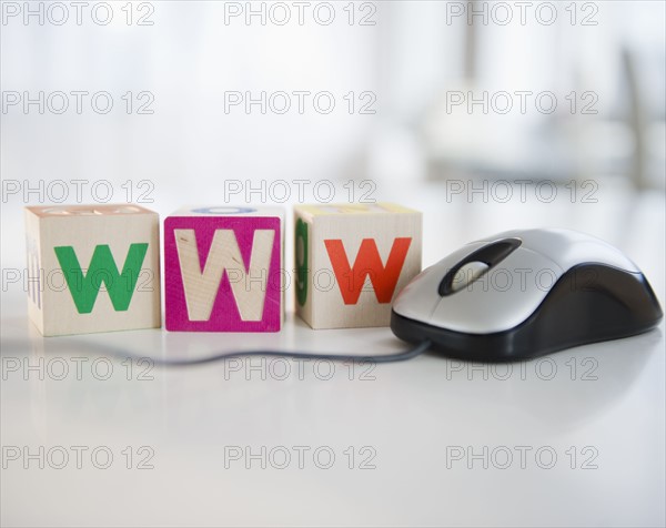 Computer mouse and wooden blocks. Photographe : Jamie Grill