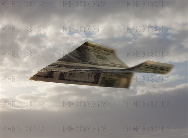 Paper airplane made out of money. Photographe : Mike Kemp