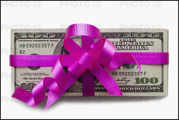 American currency tied with a pink bow. Photographe : Mike Kemp