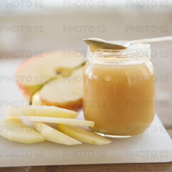 Jar of apple sauce. Photographe : Jamie Grill