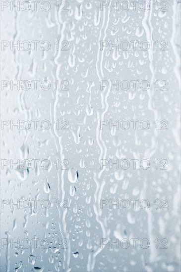 Drops of rain on window. Photographe : Jamie Grill