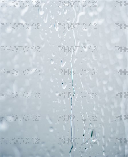 Drops of rain on window. Photographe : Jamie Grill