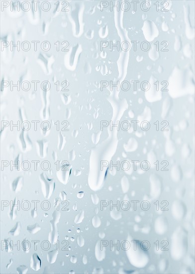 Drops of rain on window. Photographe : Jamie Grill
