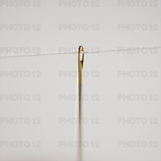 Threaded needle. Photographe : Jamie Grill