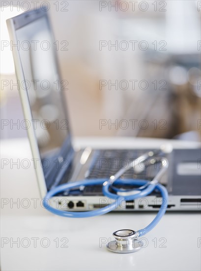 Stethoscope on laptop. Photographe : Jamie Grill