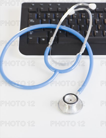 Stethoscope on laptop. Photographe : Jamie Grill