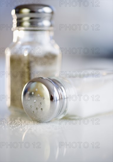 Salt and pepper shakers. Photographe : Jamie Grill