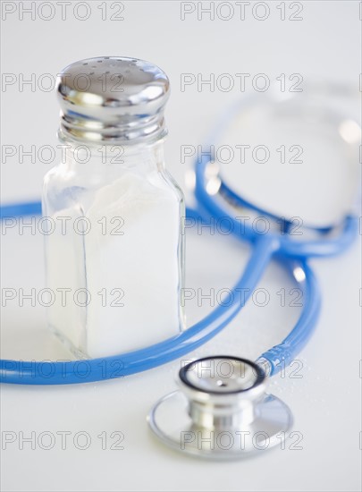 Stethoscope and salt shaker. Photographe : Jamie Grill