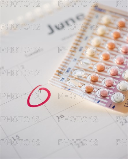 Birth control pills and calendar. Photographe : Jamie Grill
