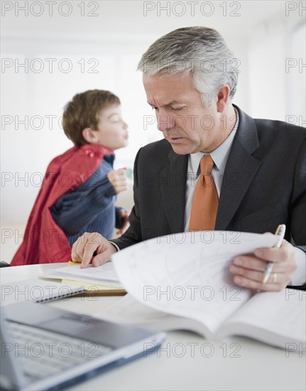 Father working at home. Photographe : Jamie Grill