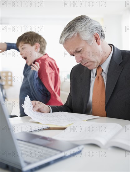 Father working at home. Photographe : Jamie Grill