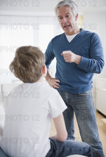 Father disciplining son. Photographe : Jamie Grill